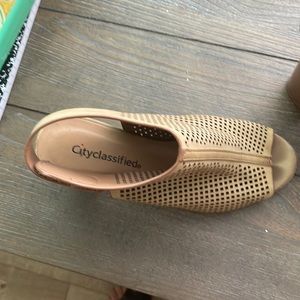 Cityclassified high heel
